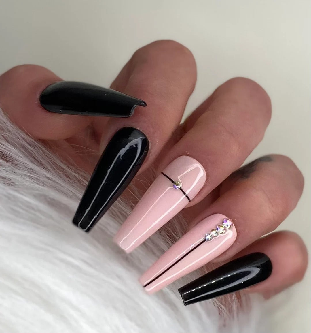 faux ongles noirs et roses