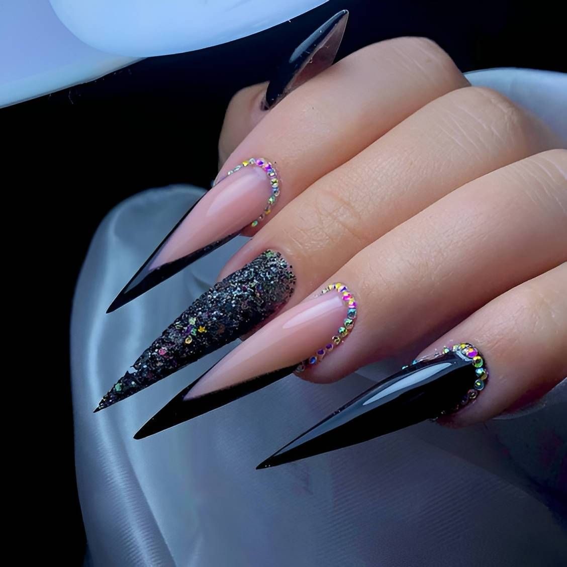 faux ongles stiletto noir et rose